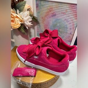 NWOT-Puma Suede Heart sneakers JR- Size 6.5👟